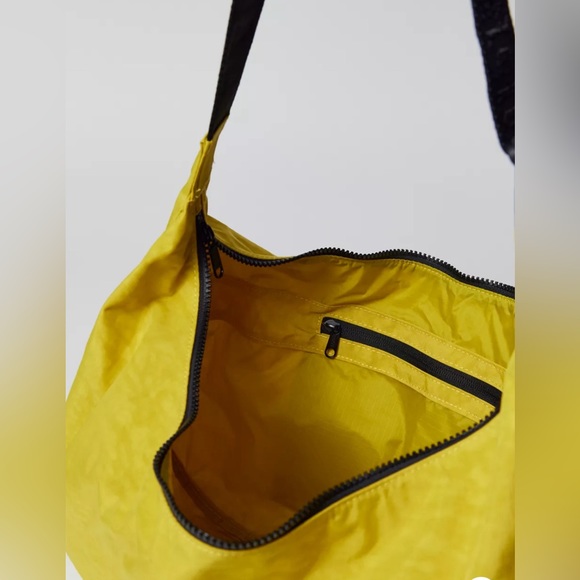 🆕 Large Nylon Crescent Bag. Over the shoulder bag in a cool chartreuse color 😍 - Picture 4 of 5
